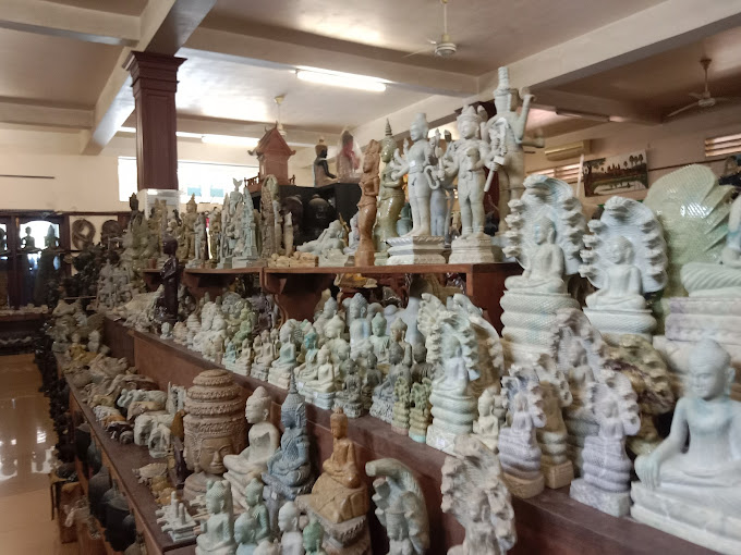 79297chum-theany-angkor-souvenir-shop-02.jpg